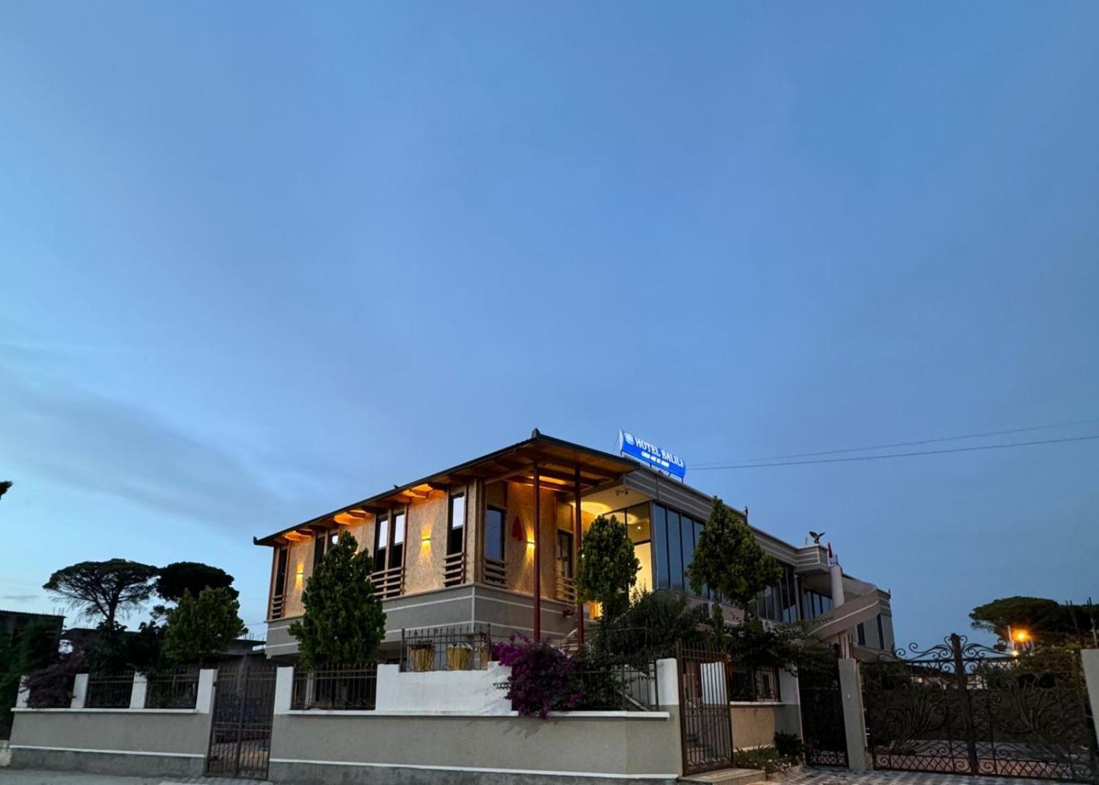 Hotel Balili Vlorë Екстериор снимка